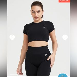 Black Oner Active
EFFORTLESS SEAMLESS SHORT SLEEVE CROP TOP - Size Medium
